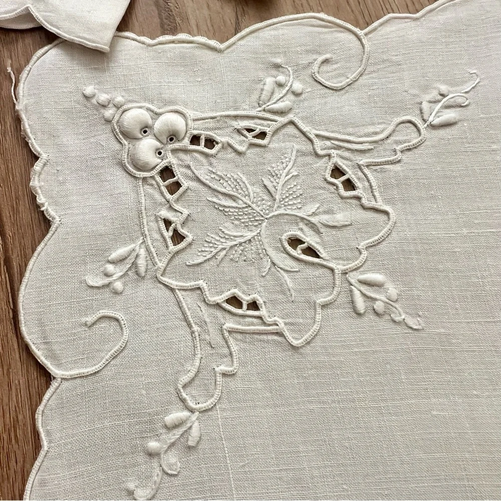 12 PCs Vintage Ivory Linen‎ Napkins Embroidered Grapes Beautiful 15.5” X 15.5”